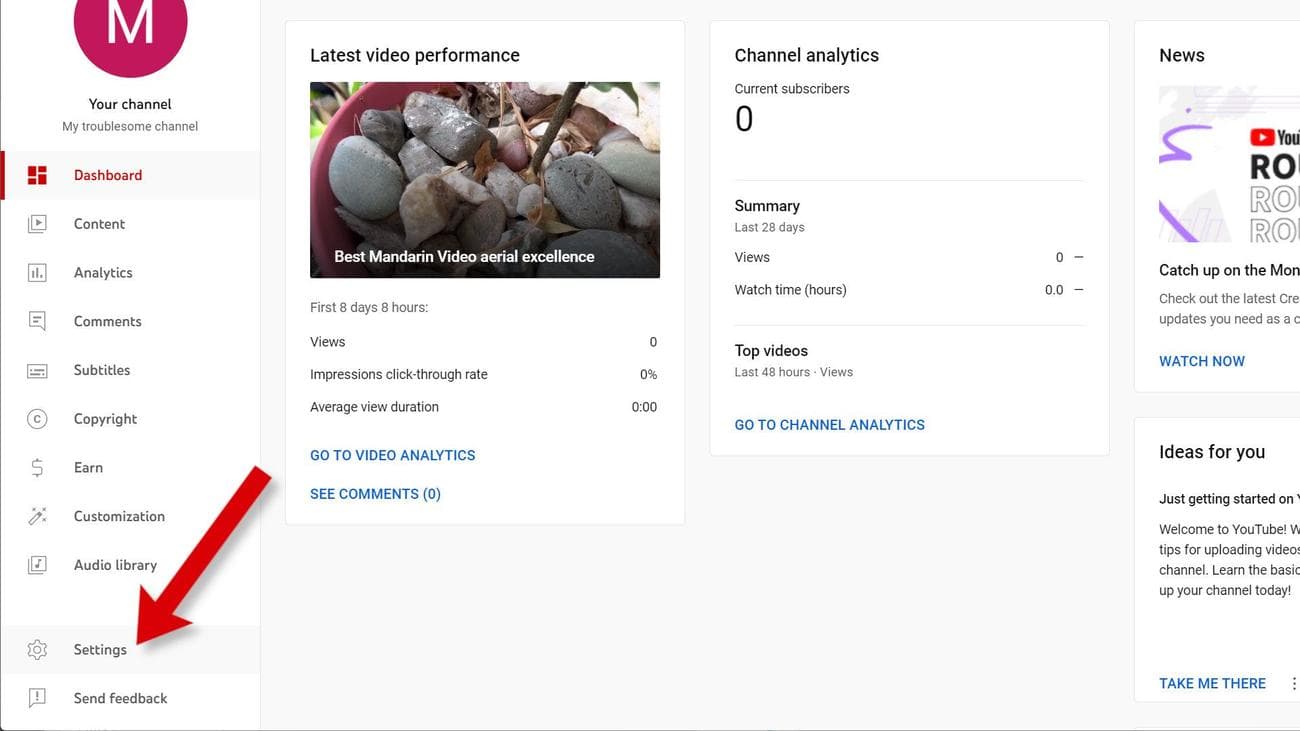 Ένα στιγμιότυπο οθόνης του YouTube Studio σε ένα πρόγραμμα περιήγησης με ένα βέλος που δείχνει στις Ρυθμίσεις.