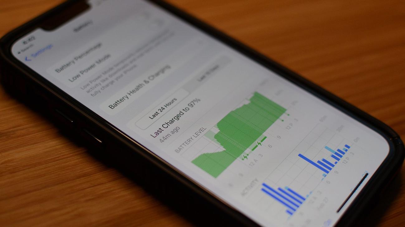Γιατί το iPhone μου φορτίζει τόσο αργά;