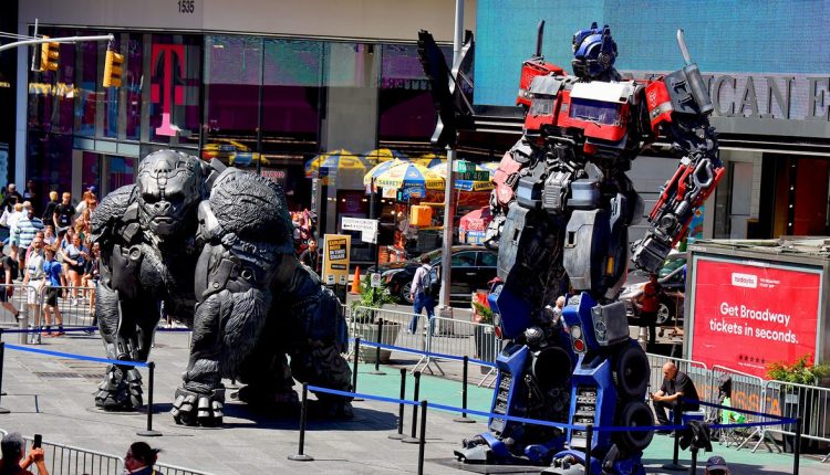Δείτε τα Optimus Primal και Optimus Prime Chilling στην Times Square
