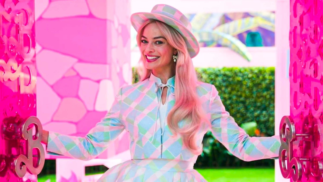 Η Margot Robbie σάς ξεναγεί στο σπίτι της Barbie (ΒΙΝΤΕΟ)