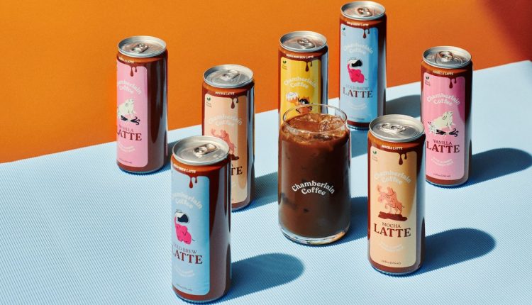 Η YouTuber Emma Chamberlain προσθέτει στην αυτοκρατορία του καφέ με τη σειρά έτοιμων προς κατανάλωση