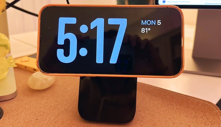 Η λειτουργία αναμονής του iOS 17 μετατρέπει ένα iPhone φόρτισης σε οικιακό κέντρο
