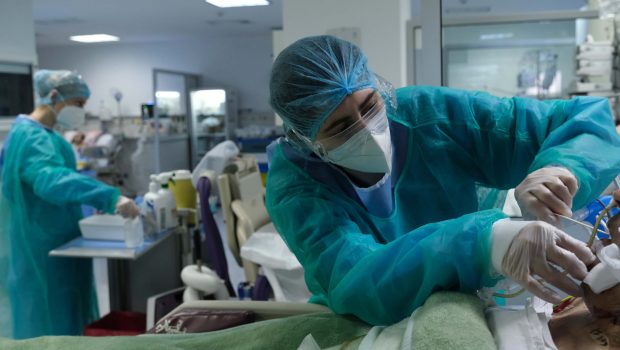 Κοροναϊός: Ακόμα 37 θάνατοι σε μία εβδομάδα - Μείωση εισαγωγών και διασωληνώσεων