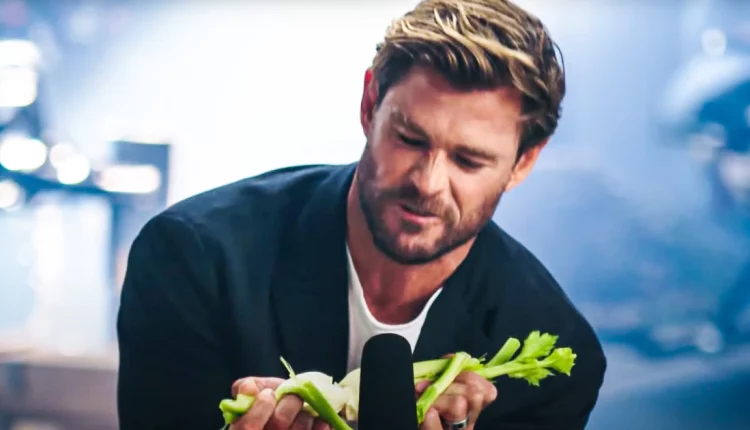 Ο Chris Hemsworth κάνει ASMR και σας δείχνει πως γίνονται τα ηχητικά εφέ (ΒΙΝΤΕΟ)