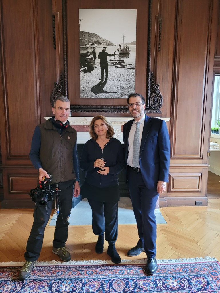 Ο πρόξενος της χώρας μας στη Βοστόνη Στράτος Ευθυμίου με τη Μάγια Τσόκλη και τον Χρόνη Πεχλιβανίδη