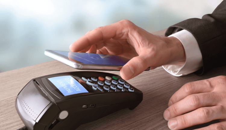 Οι Έλληνες ανακαλύπτουν το ψηφιακό πορτοφόλι: 1 στους 3 πληρώνει με digital wallet