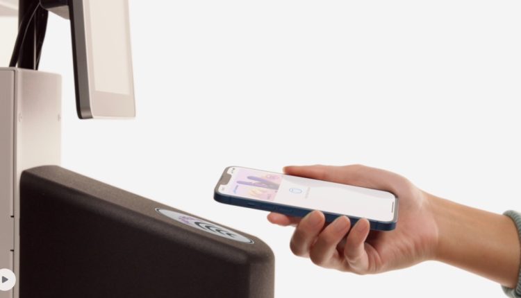 Οι επιχειρήσεις θα μπορούν να δέχονται αναγνωριστικά στο Apple Wallet με iOS 17, μεταξύ άλλων αλλαγών
