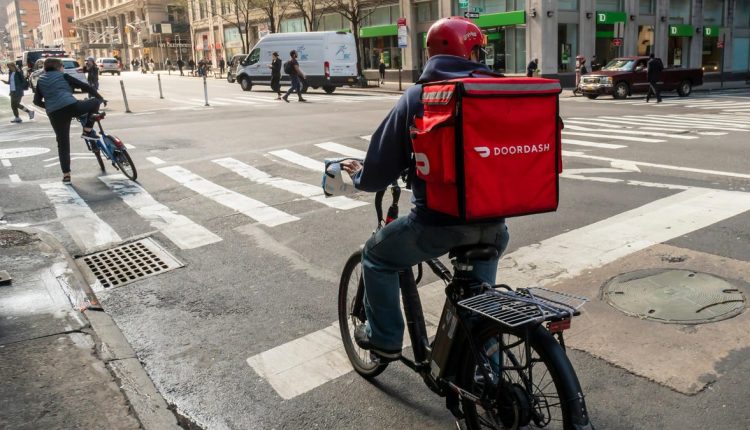 Οι εφαρμογές παράδοσης θα πρέπει τώρα να πληρώνουν στους εργαζόμενους έναν ελάχιστο μισθό στη Νέα Υόρκη
