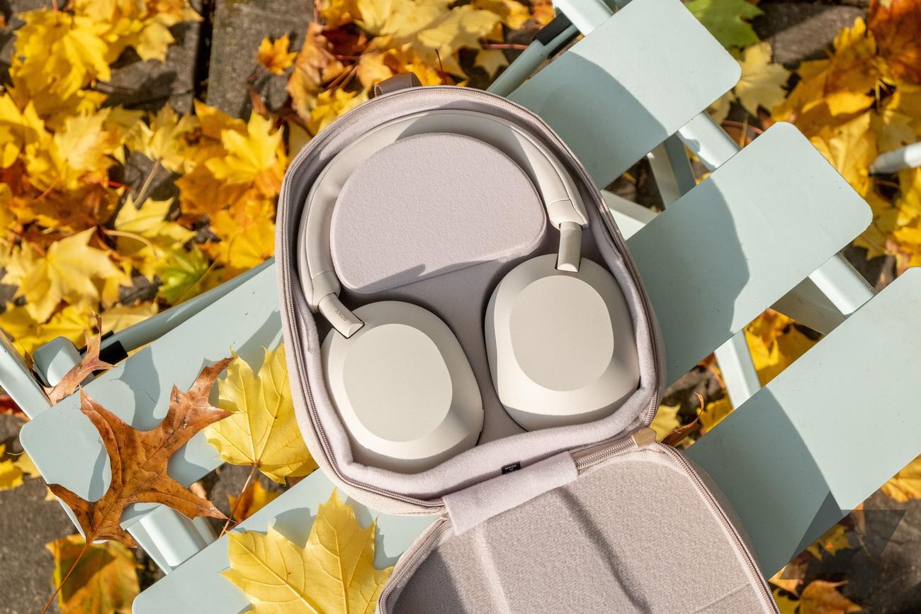 sony-wh-1000xm5-in-case-1