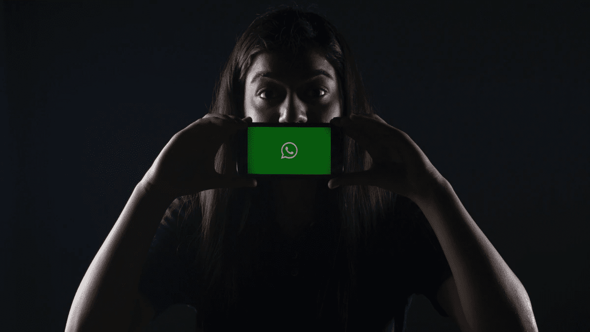 Σας άκουγε κρυφά το WhatsApp; Η Google λέει ότι δεν ισχύει!