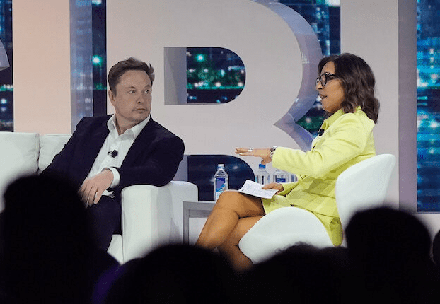 Τwitter: Πρώτη ημέρα στο γραφείο για την Λίντα Γιακαρίνο