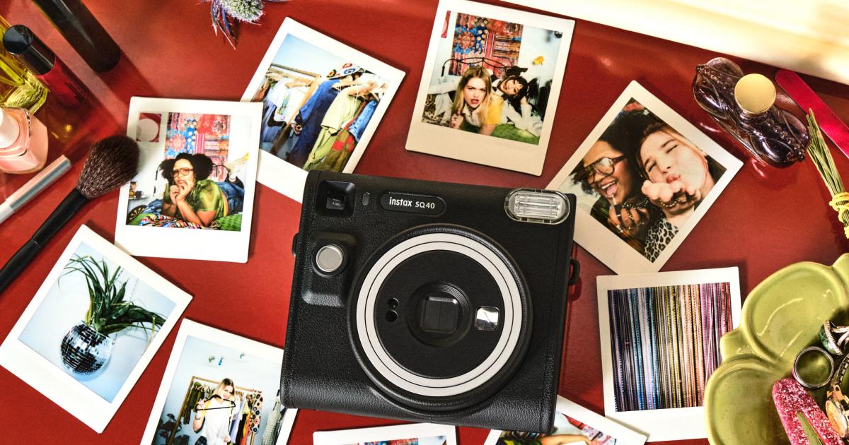 Το Instax SQ40 της Fujfilm παντρεύει τη ρετρό γοητεία με το μεγαλύτερο τετράγωνο φιλμ
