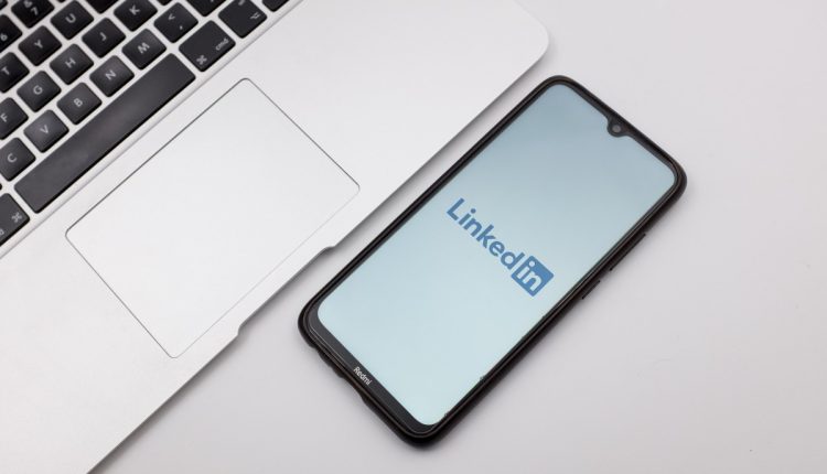 Το LinkedIn είναι το επόμενο κοινωνικό δίκτυο που προσφέρει εργαλεία με τεχνητή νοημοσύνη για αντίγραφα διαφημίσεων
