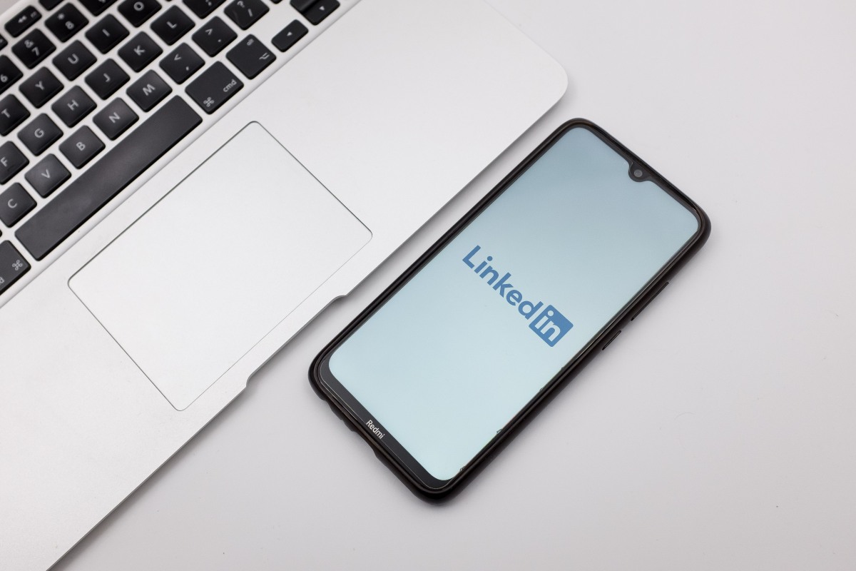 Το LinkedIn είναι το επόμενο κοινωνικό δίκτυο που προσφέρει εργαλεία με τεχνητή νοημοσύνη για αντίγραφα διαφημίσεων
