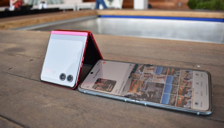 Το Razr+ της Motorola είναι μια κορυφαία έκδοση σε ένα αρχαίο τηλέφωνο με αναστροφή
