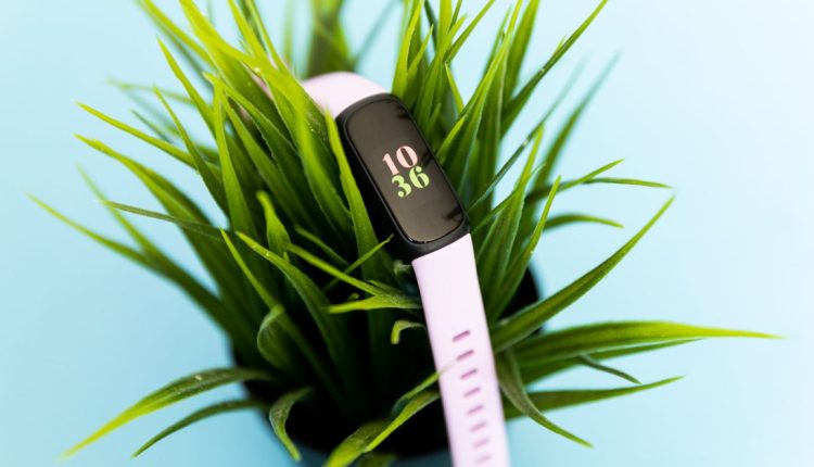 Το παλιό, εξοπλισμένο με OLED Inspire 3 της Fitbit μειώνεται στα 80 $
