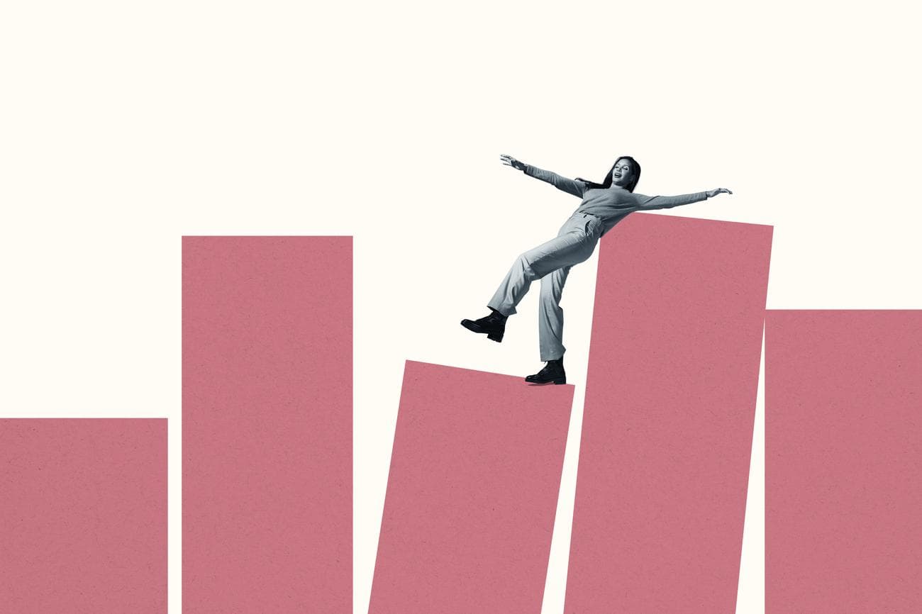 Νεαρή γυναίκα που ισορροπεί σε μεγάλες κοραλλιογενείς στήλες σε λευκό φόντο