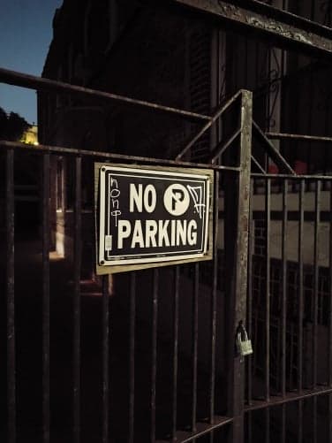 Χωρίς πινακίδα στάθμευσης σε ελαφρώς λιγότερο σκοτάδι