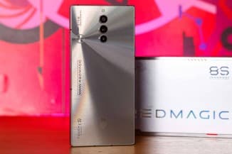 Το βουρτσισμένο πίσω πλαίσιο και τα προσαρμοσμένα φώτα RGB