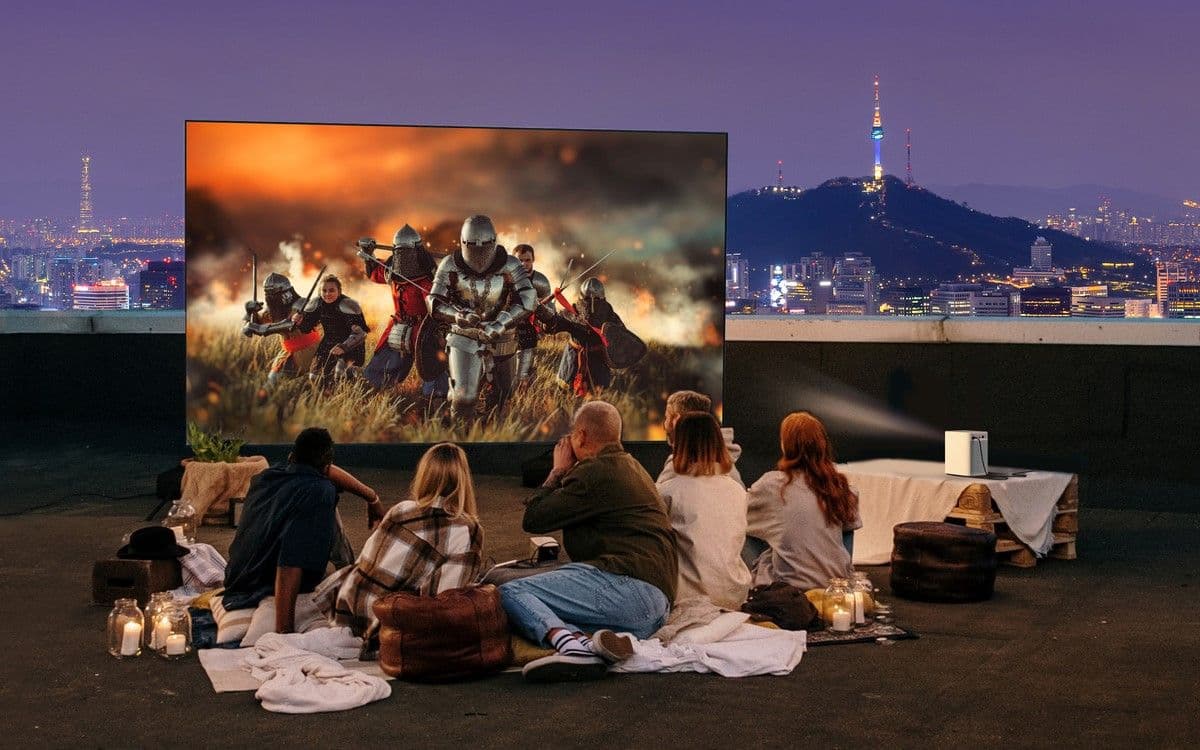 Φίλοι που παρακολουθούν μια ταινία στην ταράτσα στον προβολέα Emotn N1