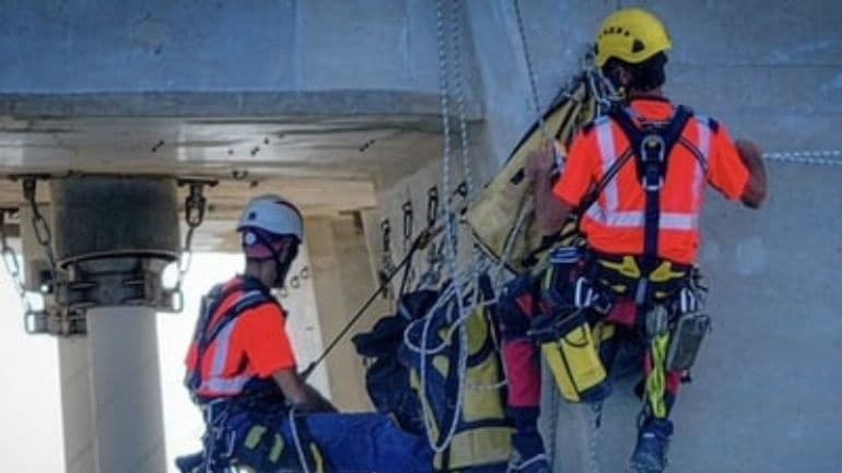 Aλπινιστές σκαρφαλωμένοι στη γέφυρα του Ρίο που κόβουν την ανάσα