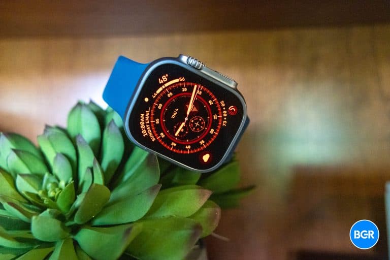 Apple Watch Ultra σε κάκτο, που εμφανίζει την αποκλειστική πρόσοψη ρολογιού Ultra