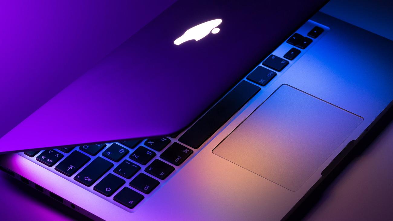 A MacBook opens in the dark probably after restarting and installing the beta version of macOS 14 Sonoma.