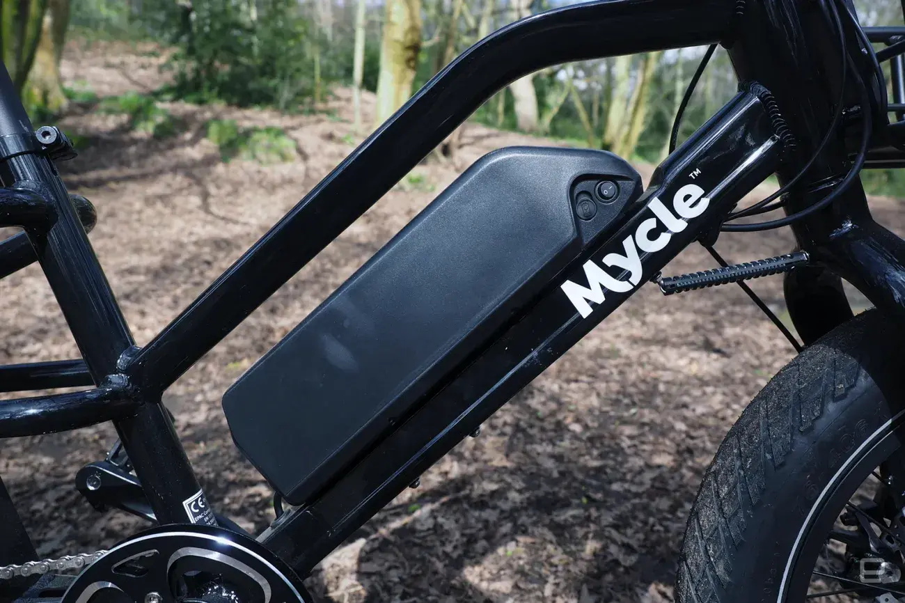 Εικόνα του ποδηλάτου Mycle Cargo σε ένα ξύλο.