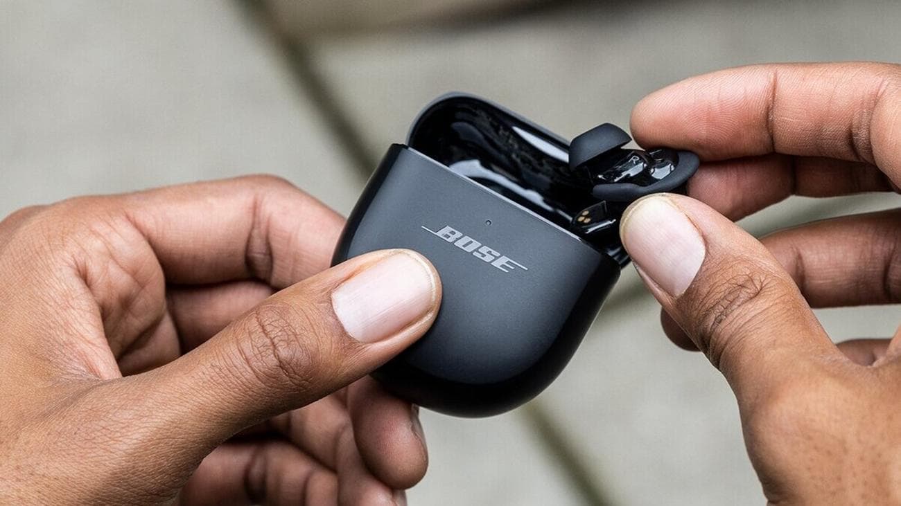 χέρια που κρατούν ακουστικά