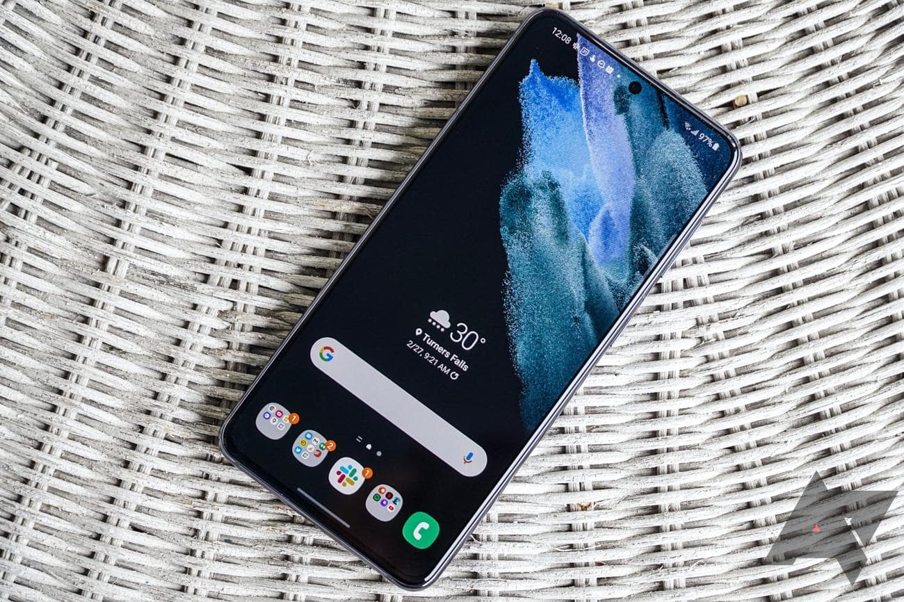 Ένα Galaxy S21 που στηρίζεται σε ένα υφαντό καλάθι.