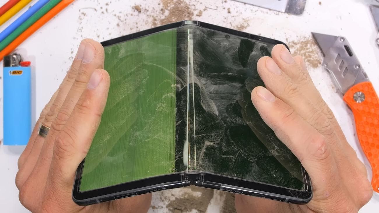 Διπλώστε το Google Pixel Fold αντίθετα JerryRigEverything 1