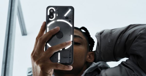 Nothing Phone (2) κυκλοφορεί και μπορείτε απλώς να το αγοράσετε
