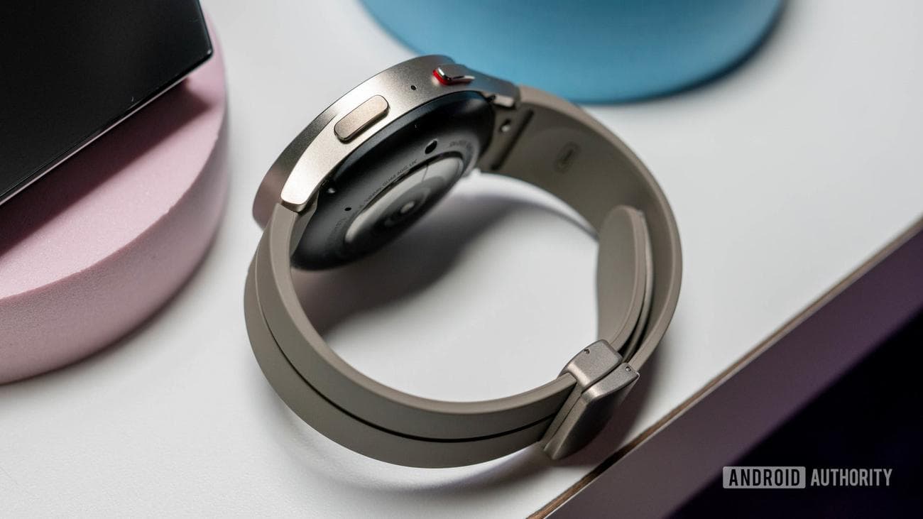 Samsung Galaxy Watch 5 Pro σε ασημί χρώμα με λουράκι φθοριοελαστομερούς στο πλάι του τραπεζιού