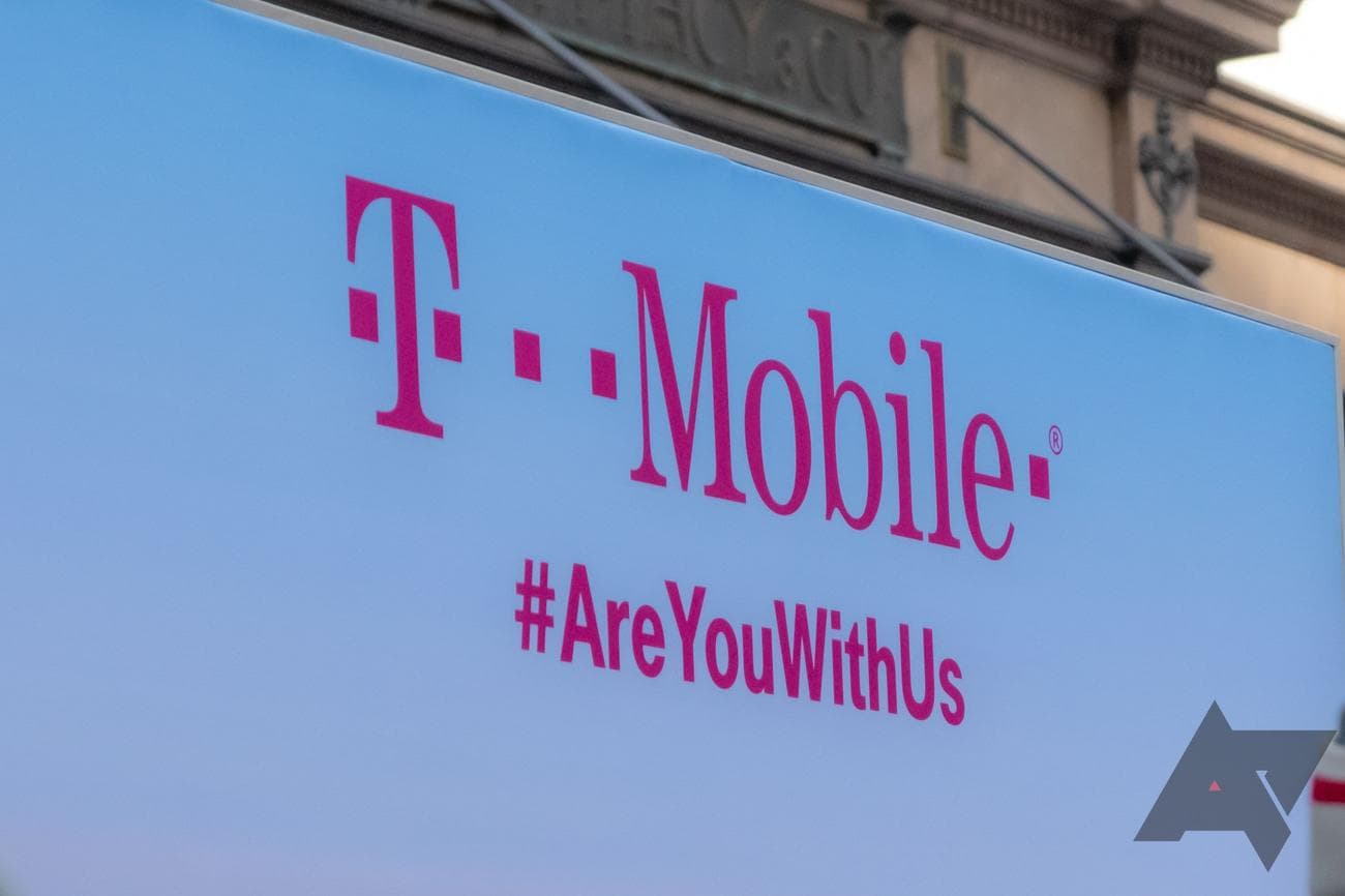 Ένα λογότυπο της T-Mobile που εμφανίζεται σε μια διαφημιστική πινακίδα με το #AreYouWithUs να εμφανίζεται κάτω από αυτό.