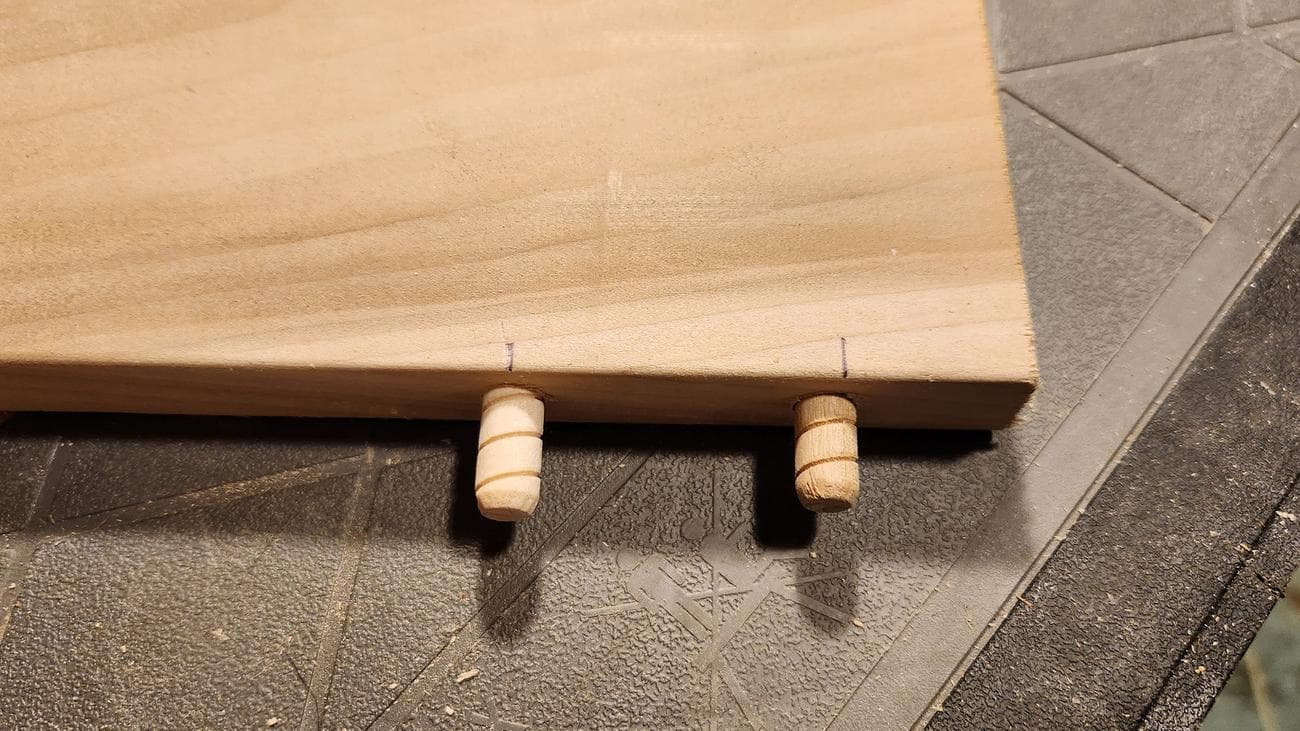 Η ένωση ξύλινων σανίδων με πείρους έχει ως αποτέλεσμα αρμούς χωρίς ραφή. 