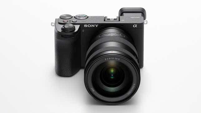 Η ψηφιακή φωτογραφική μηχανή Sony A6700 σε λευκό φόντο.