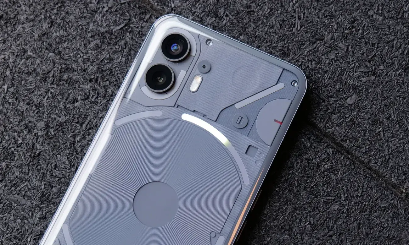 Προσθέτοντας διευθυνσιοδοτούμενα LED στο πίσω μέρος του Phone 2, το Nothing δεν μπορεί να χρησιμοποιήσει τη διεπαφή Glyph για να εμφανίσει πράγματα όπως την κατάσταση φόρτισης ή ως χρονόμετρο αντίστροφης μέτρησης. 