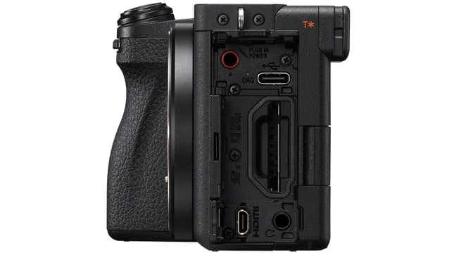 Μια πλαϊνή φωτογραφία της ψηφιακής φωτογραφικής μηχανής Sony A6700 που δείχνει την επανατοποθετημένη υποδοχή κάρτας SD.