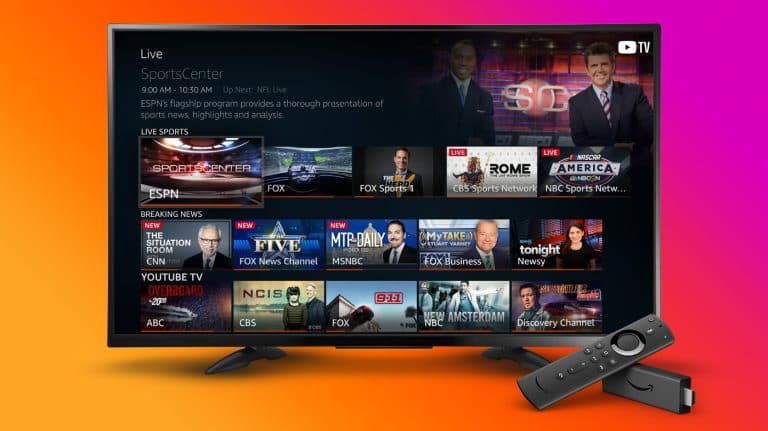 Το Fire TV Stick της Amazon μπροστά από μια τηλεόραση 4K που δείχνει ένα μενού εφαρμογών