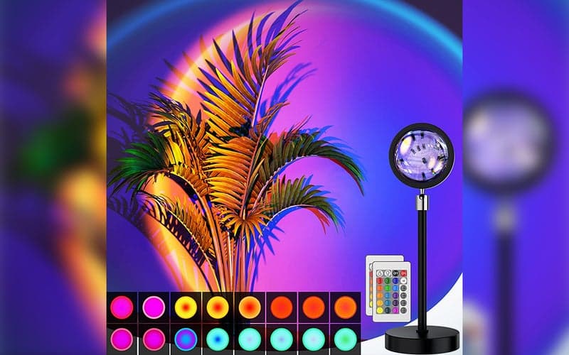 Η λάμπα ηλιοβασιλέματος Bavcieu λάμπει ένα μπλε και μοβ φως στον λευκό τοίχο.