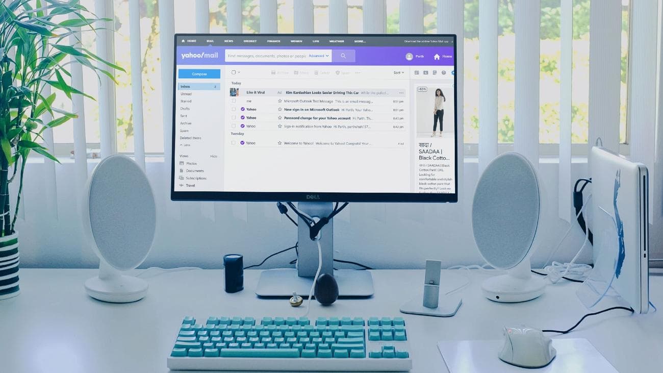 Μια εικόνα μιας οθόνης σε ένα γραφείο σε ένα γραφείο με την αλληλογραφία Yahoo σε αυτό