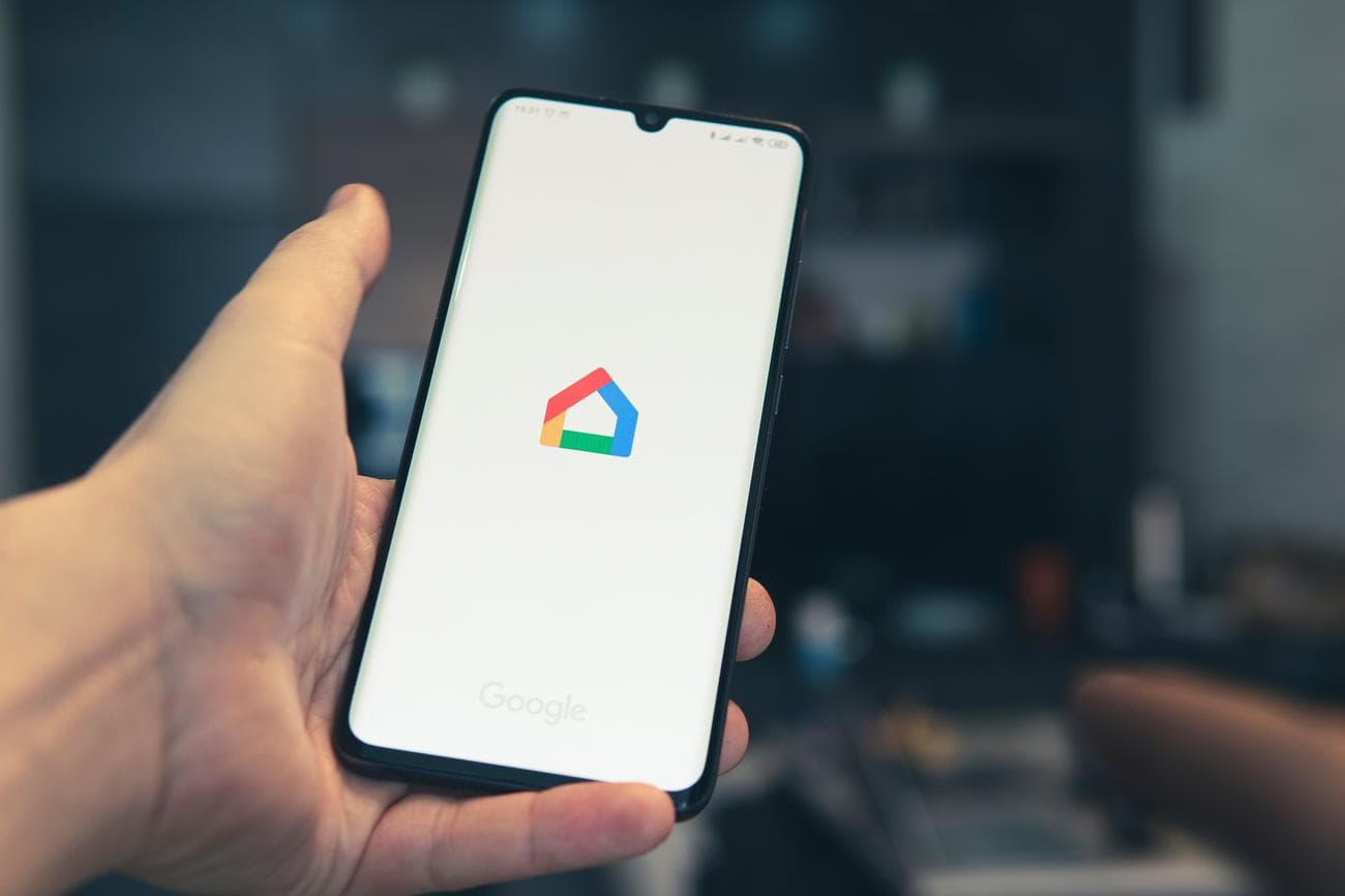 Η εφαρμογή Google Home ξεκινά σε ένα τηλέφωνο Android ενώ κάποιος την κρατά στο χέρι
