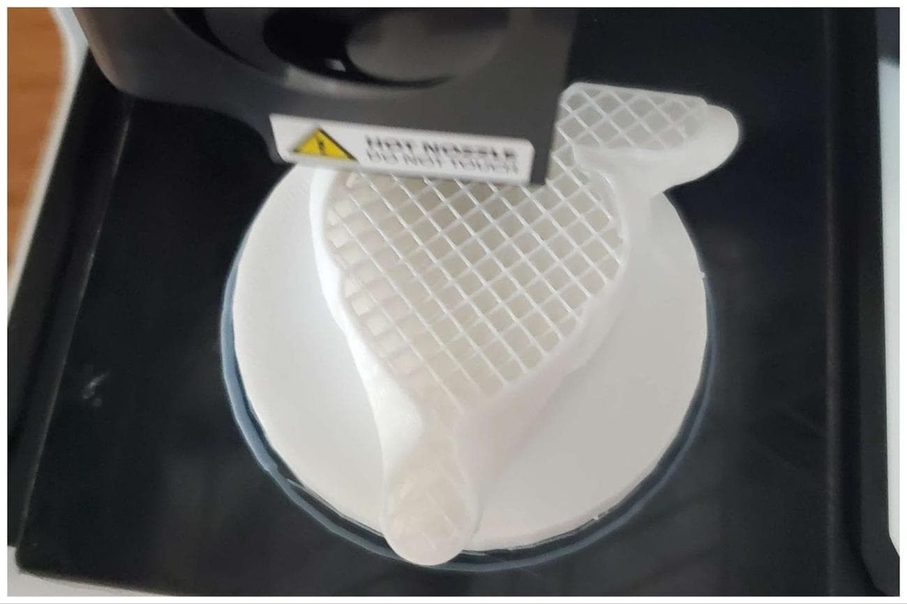 Ένας σχηματισμός πλέγματος κάτω από την κεφαλή του 3D εκτυπωτή Toybox