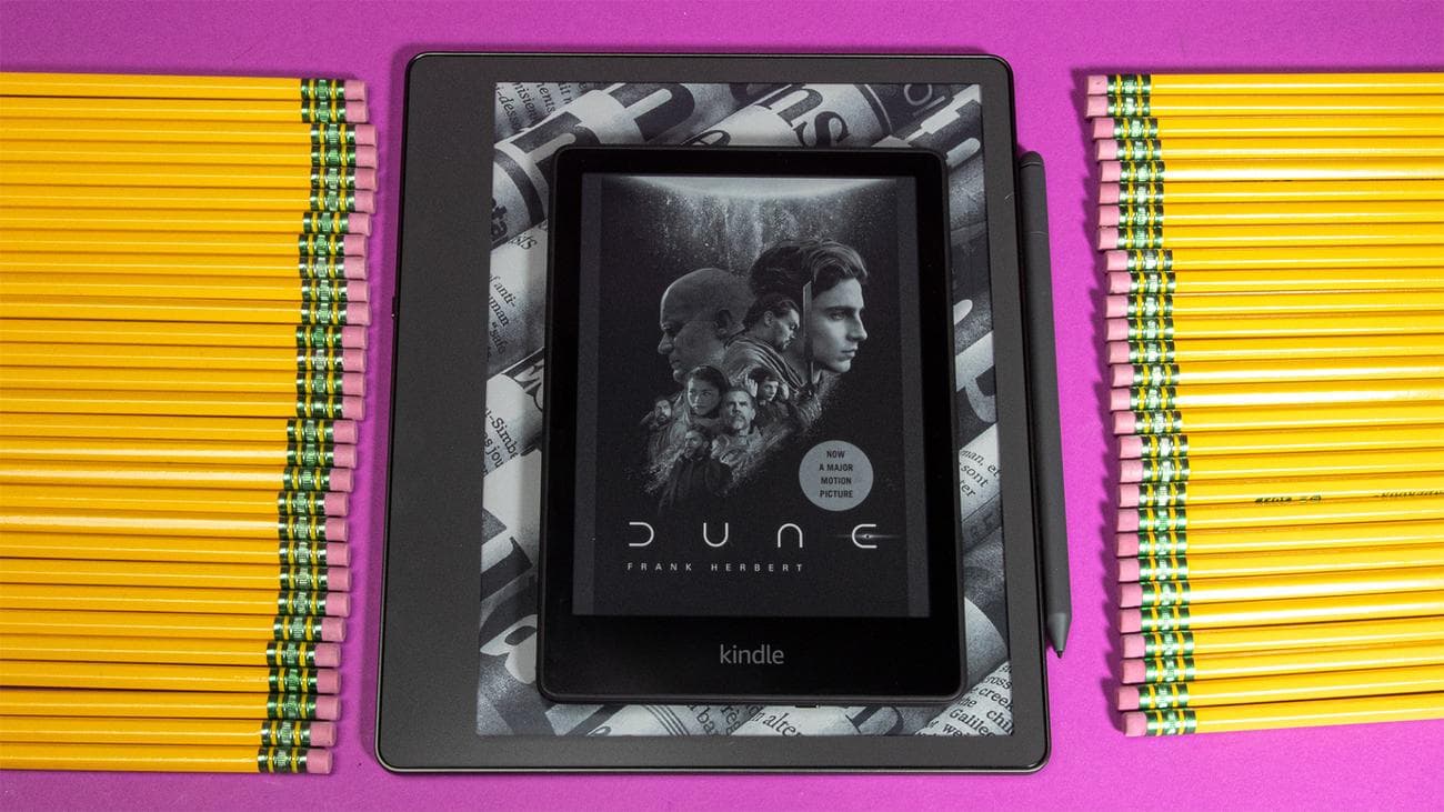 Το Kindle Paperwhite πάνω από το Kindle Scribe για σύγκριση μεγεθών