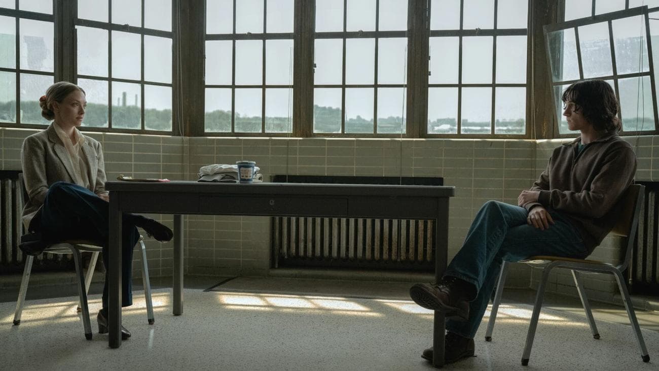 Η Amanda Seyfried και ο Tom Holland μέσα 