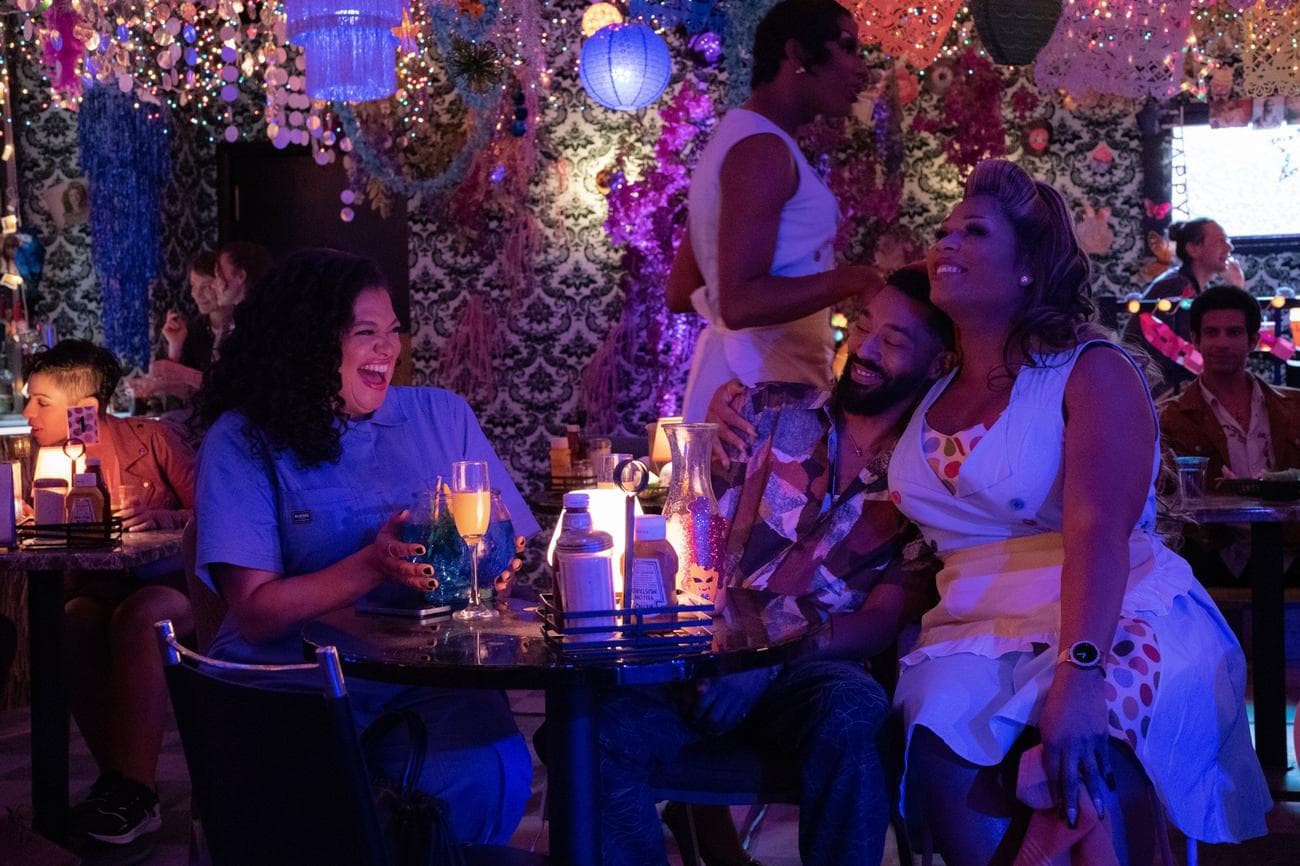 Η Michelle Buteau ως Mavis, ο Tone Bell ως Khalil και η Peppermint ως Peppermint στο Survival of the Thickest. 