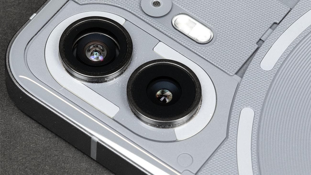 Nothing Phone 2 πίσω κάμερα με ενεργοποιημένη τη γλυφή