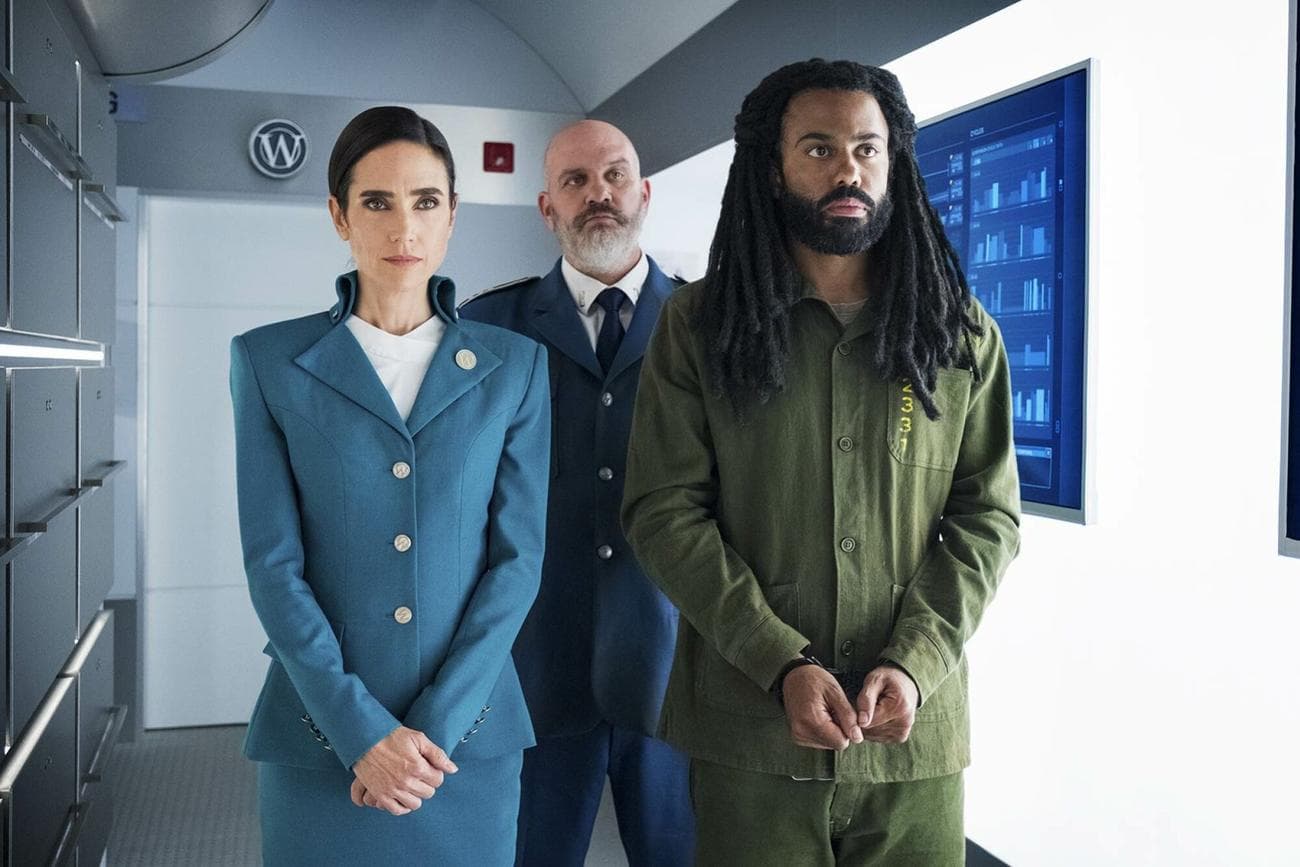 Η Jennifer Connelly στέκεται δίπλα στον Daveed Diggs που είναι με χειροπέδες