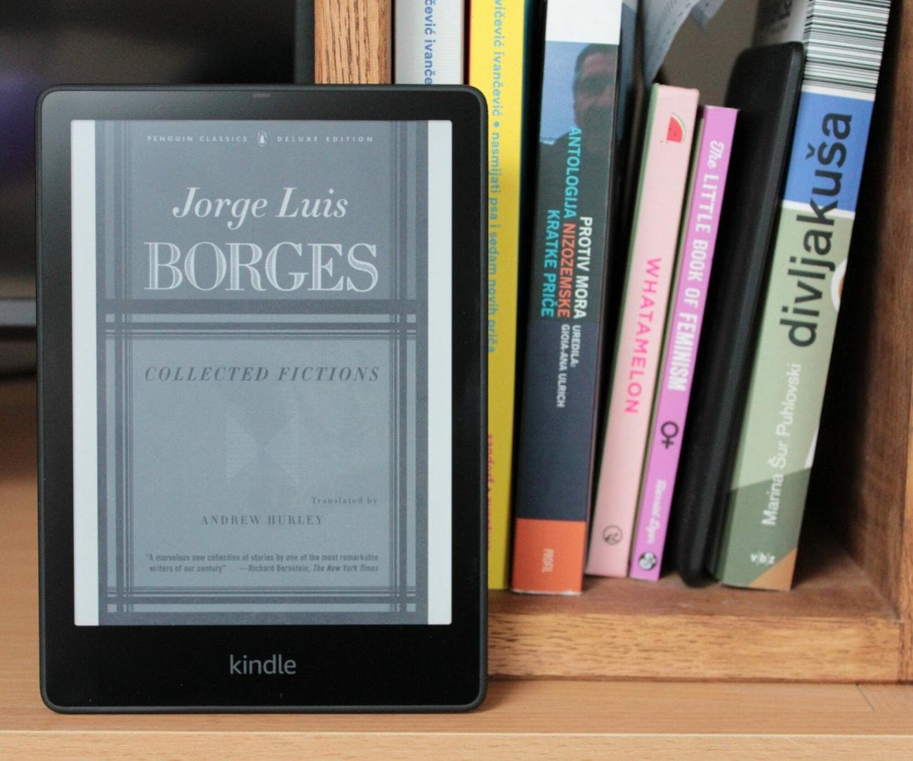 ανάβει μπροστά στο ράφι