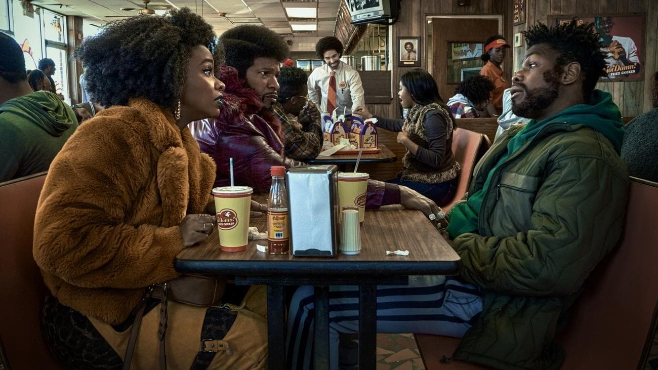 Teyonah Parris ως Yo-Yo, Jamie Foxx ως Slick Charles και John Boyega ως Fontaine στο 